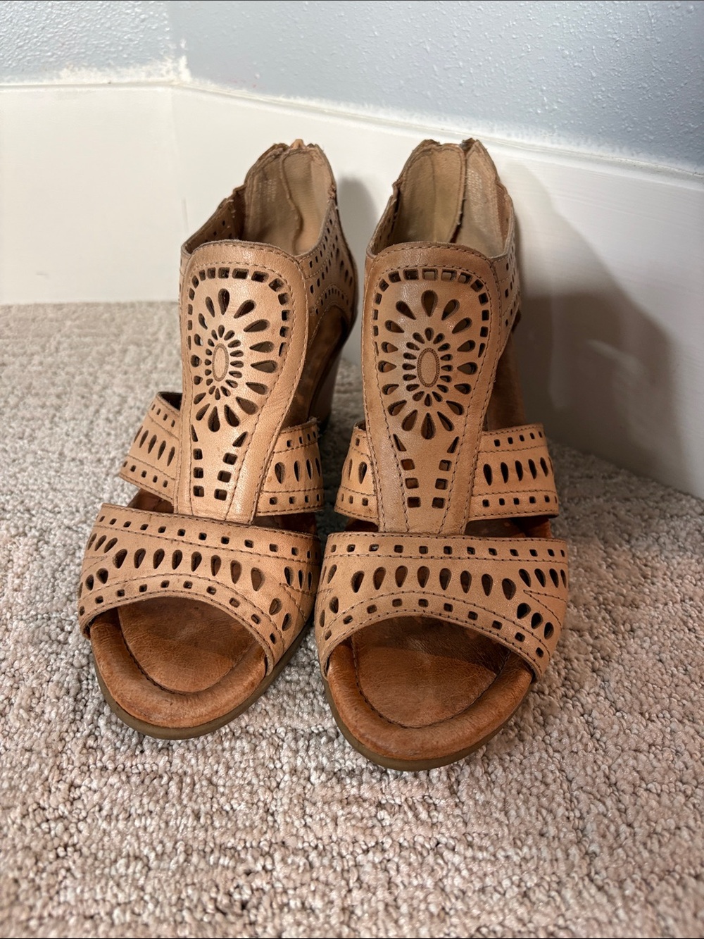 Earth Tan Laser-Cut Leather Wedge Sandals Womens 7 Spring Summer Fall